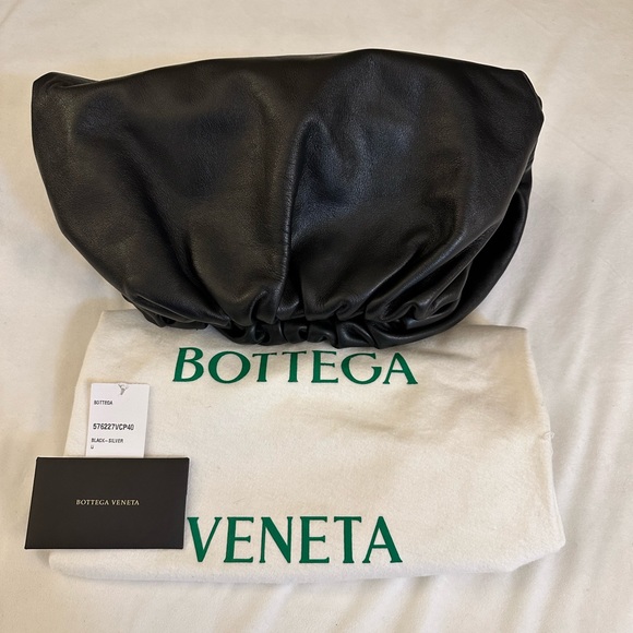 100% authentic Bottega Veneta The Pouch leather clutch. In black. - Picture 8 of 9